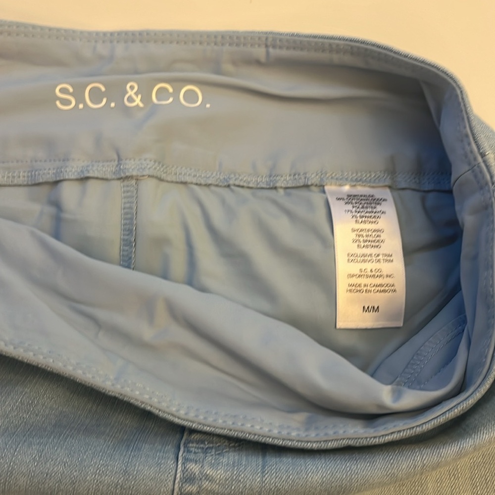 Two pack! Two travel skirts with built in shorts. Size M - Picture 5 of 8